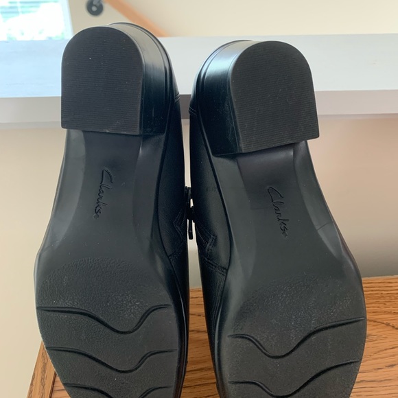 Clarks brand black shoe. - Picture 7 of 9